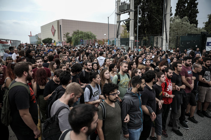 Συγκέντρωση εκπαιδευτικών και φοιτητών έξω από το υπουργείο Παιδείας - εικόνα 3