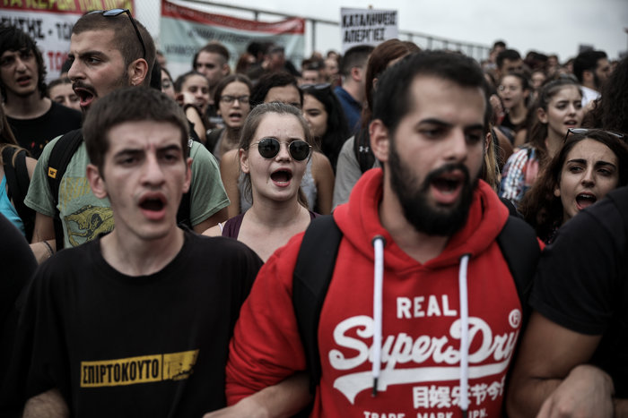 Συγκέντρωση εκπαιδευτικών και φοιτητών έξω από το υπουργείο Παιδείας