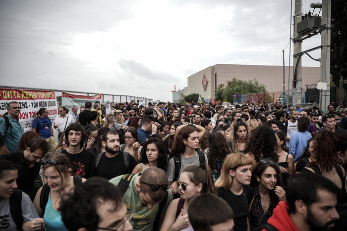 Συγκέντρωση εκπαιδευτικών και φοιτητών έξω από το υπουργείο Παιδείας - εικόνα 2