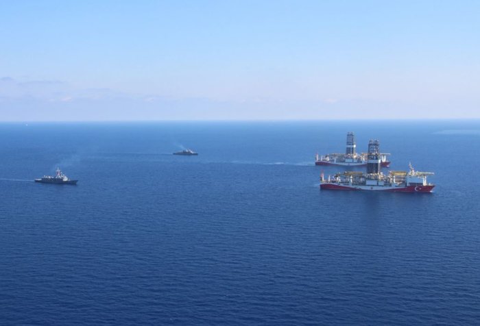 Φρεγάτες, υποβρύχια, τορπιλάκατοι, ντρόουνς συνοδεύουν Φατίχ & Γιαβούβ