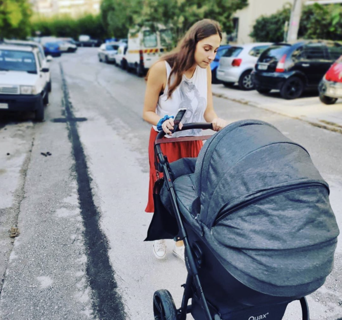 Η Φωτεινή Αθερίδου βγάζει πρώτη βόλτα το γιο της