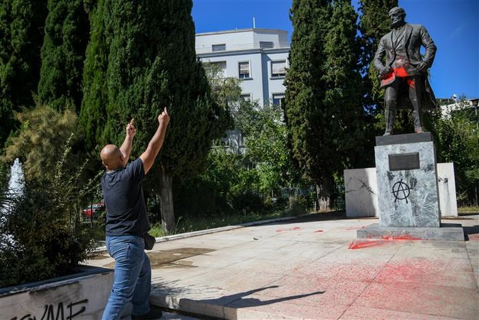 Χημικά και συμπλοκές στην πορεία του ΠΑΜΕ στο κέντρο της Αθήνας - εικόνα 8