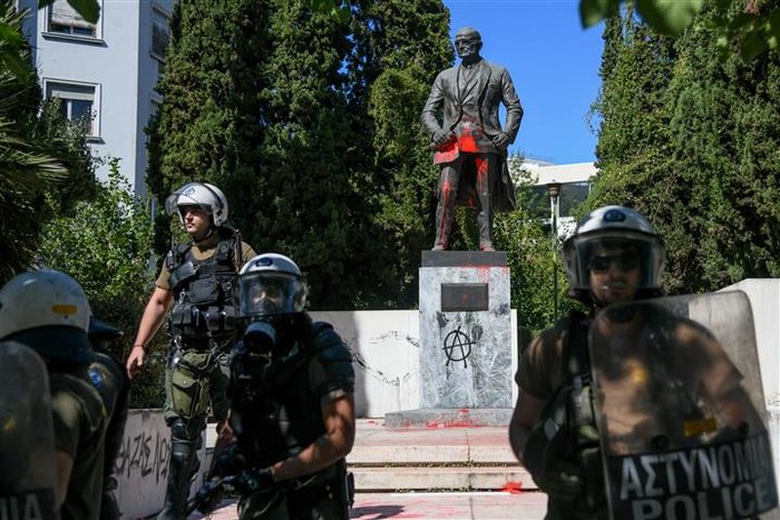 Χημικά και συμπλοκές στην πορεία του ΠΑΜΕ στο κέντρο της Αθήνας - εικόνα 7