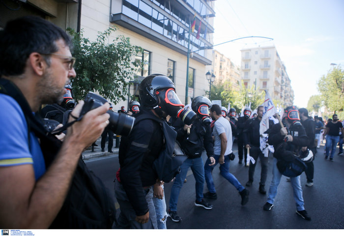 Χημικά και συμπλοκές στην πορεία του ΠΑΜΕ στο κέντρο της Αθήνας - εικόνα 6