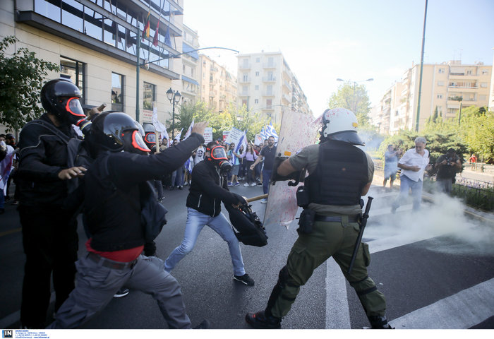 Χημικά και συμπλοκές στην πορεία του ΠΑΜΕ στο κέντρο της Αθήνας - εικόνα 5