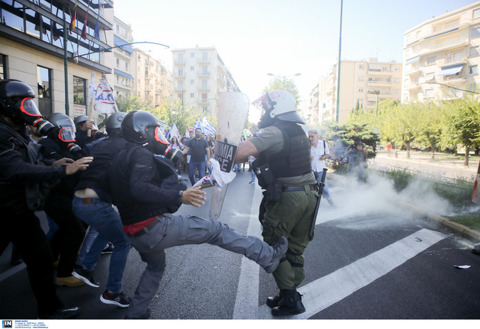 Χημικά και συμπλοκές στην πορεία του ΠΑΜΕ στο κέντρο της Αθήνας - εικόνα 4