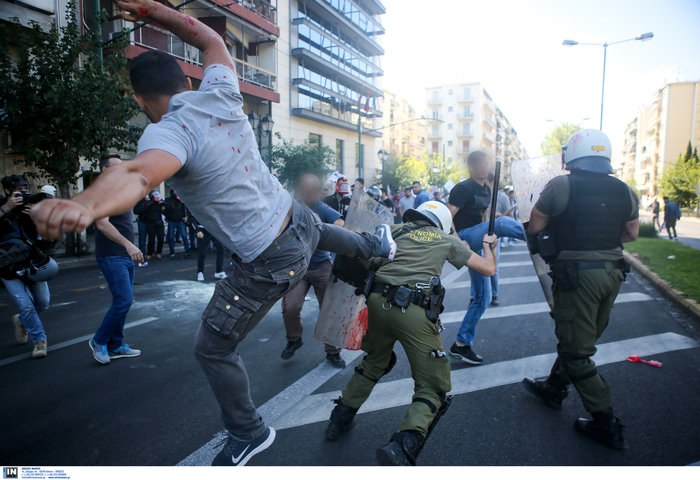 Χημικά και συμπλοκές στην πορεία του ΠΑΜΕ στο κέντρο της Αθήνας - εικόνα 3