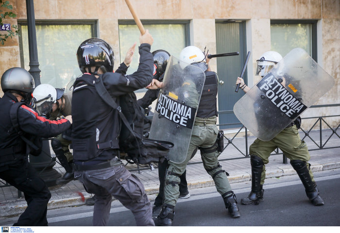 Χημικά και συμπλοκές στην πορεία του ΠΑΜΕ στο κέντρο της Αθήνας - εικόνα 2