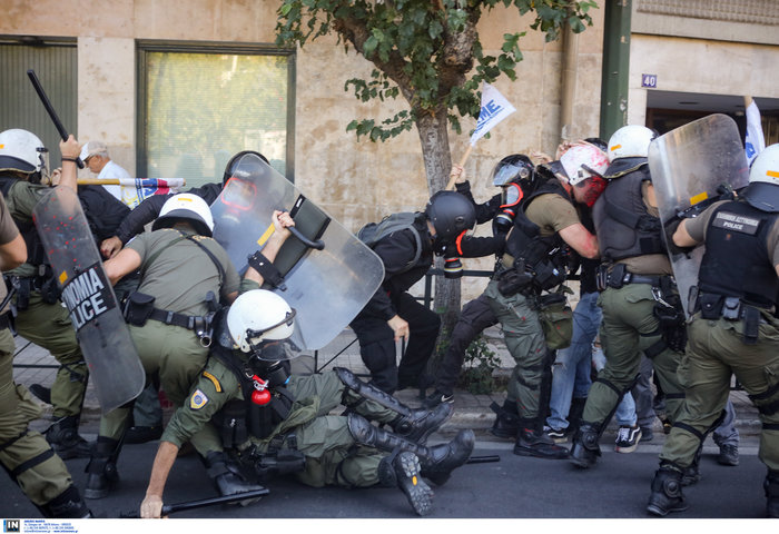 Χημικά και συμπλοκές στην πορεία του ΠΑΜΕ στο κέντρο της Αθήνας