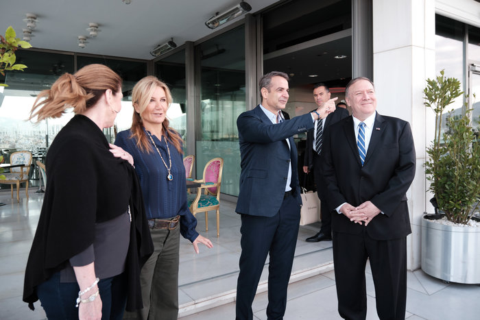 Πρωϊνό Πομπέo με Μητσοτάκη και μετά στη Μητρόπολη [Eικόνες] - εικόνα 2