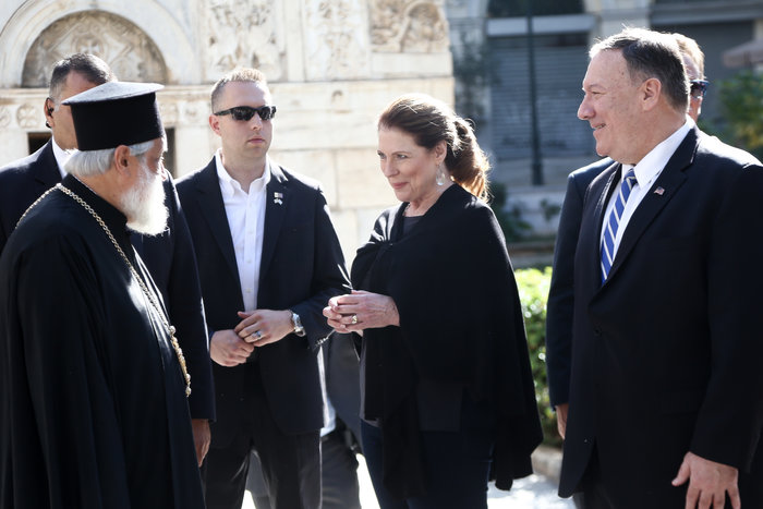 Το ζεύγος Πομπέο στη θεία λειτουργία στη Μητρόπολη Αθηνών [Εικόνες] - εικόνα 2