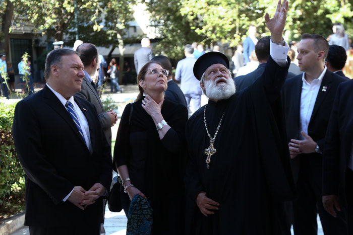 Το ζεύγος Πομπέο στη θεία λειτουργία στη Μητρόπολη Αθηνών [Εικόνες] - εικόνα 3