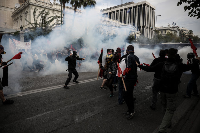 Επεισόδια σε πορεία φοιτητών στην Αθήνα (φωτό) - εικόνα 2