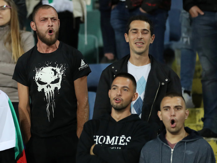 Ρατσιστικά συνθήματα και ναζιστικοί χαιρετισμοί στη Σόφια