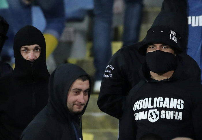 Ρατσιστικά συνθήματα και ναζιστικοί χαιρετισμοί στη Σόφια - εικόνα 2