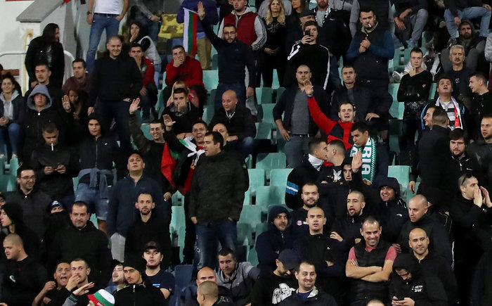Ρατσιστικά συνθήματα και ναζιστικοί χαιρετισμοί στη Σόφια - εικόνα 4