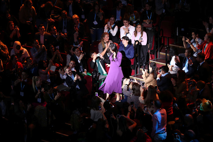 Η αμήχανη στιγμή: Πρωτοσέλιδο και πάλι η Μέγκαν για την άκυρη... αγκαλιά - εικόνα 2