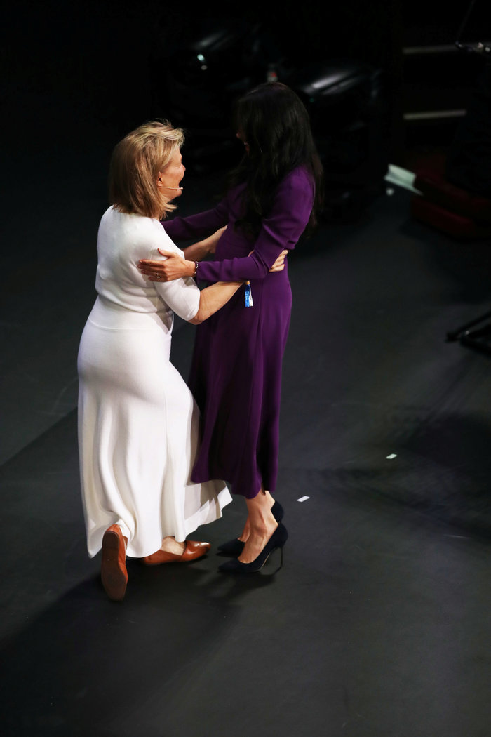 Η αμήχανη στιγμή: Πρωτοσέλιδο και πάλι η Μέγκαν για την άκυρη... αγκαλιά - εικόνα 4