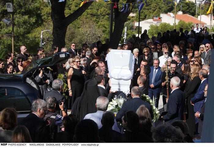 Το τελευταίο αντίο στη σπουδαία σχεδιάστρια Σοφία Κοκοσαλάκη στην Κηφισιά - εικόνα 3