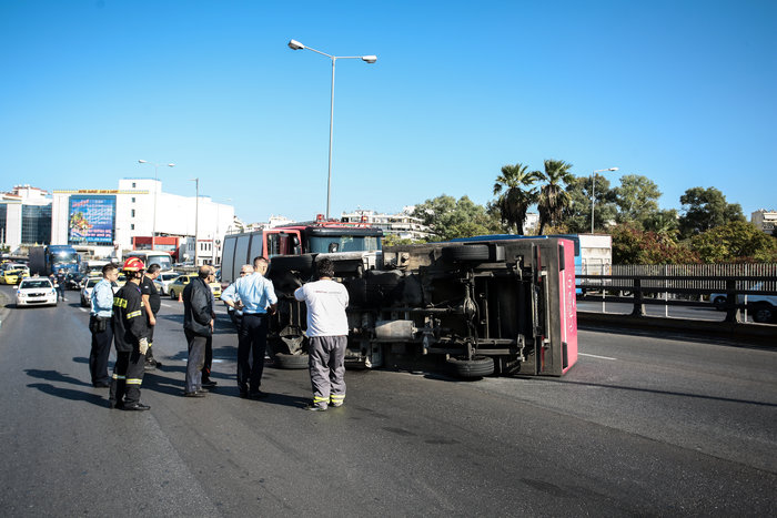 Κυκλοφοριακό κομφούζιο στον Κηφισό από ανατροπή φορτηγού - εικόνα 2