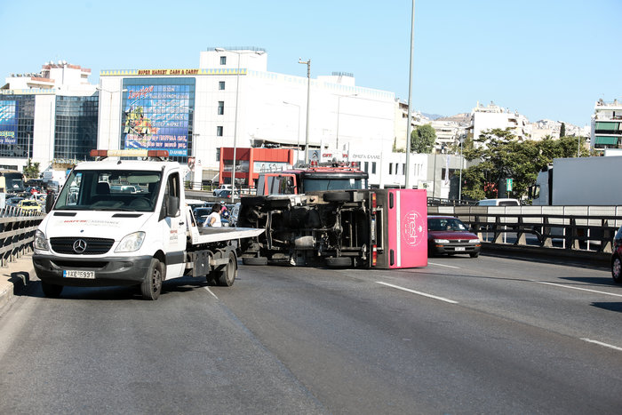 Κυκλοφοριακό κομφούζιο στον Κηφισό από ανατροπή φορτηγού - εικόνα 3