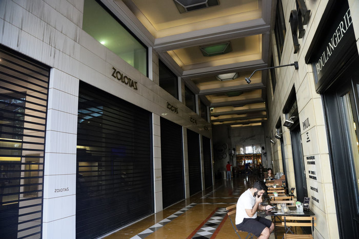 Πυρκαγιά σε κλαμπ στην Πανεπιστημίου- Σώοι οι 200 θαμώνες