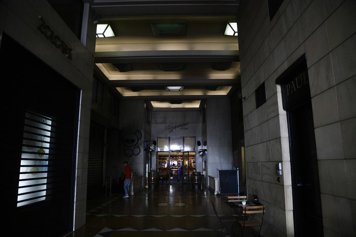 Πυρκαγιά σε κλαμπ στην Πανεπιστημίου- Σώοι οι 200 θαμώνες - εικόνα 2