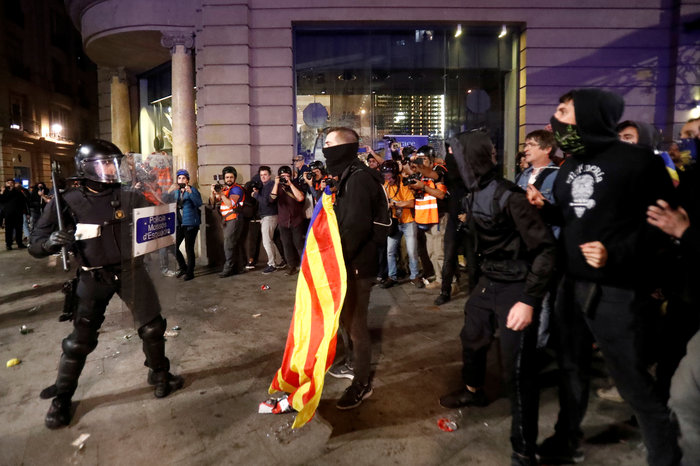 Πεδίο μάχης η Βαρκελώνη: Ογκώδεις διαδηλώσεις - εικόνα 3