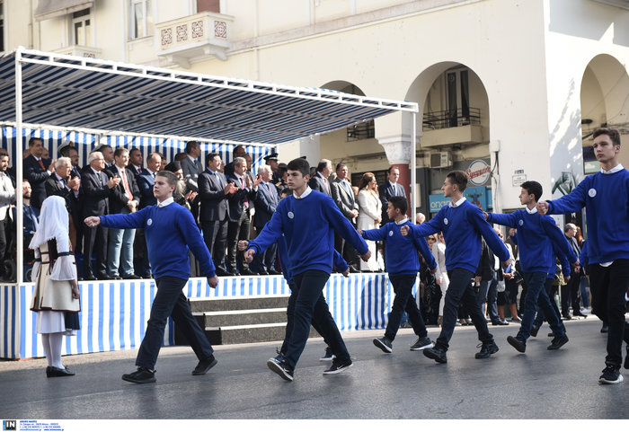H μαθητική παρέλαση της Θεσσαλονίκης στην Τσιμισκή [Εικόνες] - εικόνα 2