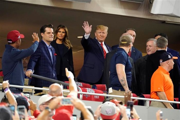 Χαμός με τον Τραμπ σε αγώνα μπέιζμπολ: Θεατές φώναζαν «Κλείστε τον μέσα»