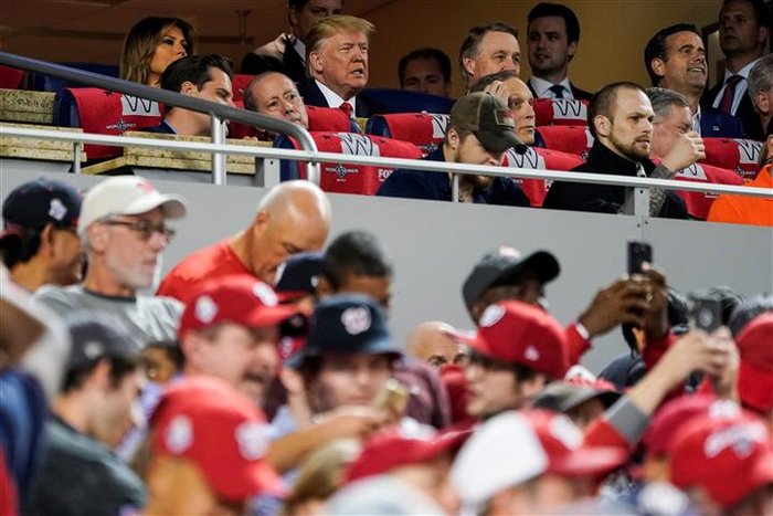 Χαμός με τον Τραμπ σε αγώνα μπέιζμπολ: Θεατές φώναζαν «Κλείστε τον μέσα» - εικόνα 2