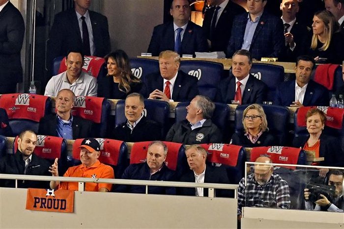 Χαμός με τον Τραμπ σε αγώνα μπέιζμπολ: Θεατές φώναζαν «Κλείστε τον μέσα» - εικόνα 3