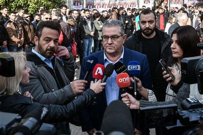 Καταθέτουν στεφάνια στο Πολυτεχνείο [Εικόνες] - εικόνα 3