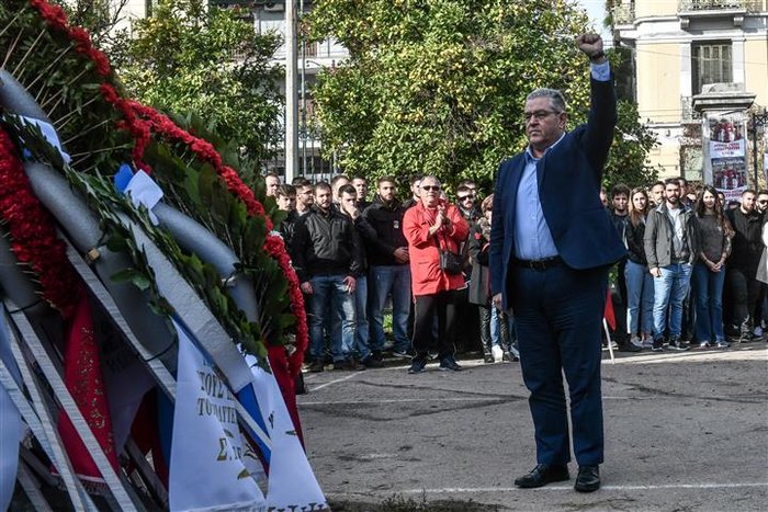 Καταθέτουν στεφάνια στο Πολυτεχνείο [Εικόνες] - εικόνα 2