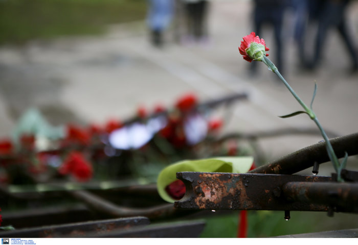 Καταθέτουν στεφάνια στο Πολυτεχνείο [Εικόνες]