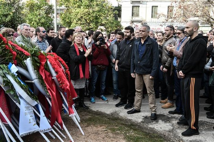 Καταθέτουν στεφάνια στο Πολυτεχνείο [Εικόνες] - εικόνα 4