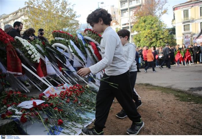 Καταθέτουν στεφάνια στο Πολυτεχνείο [Εικόνες] - εικόνα 8