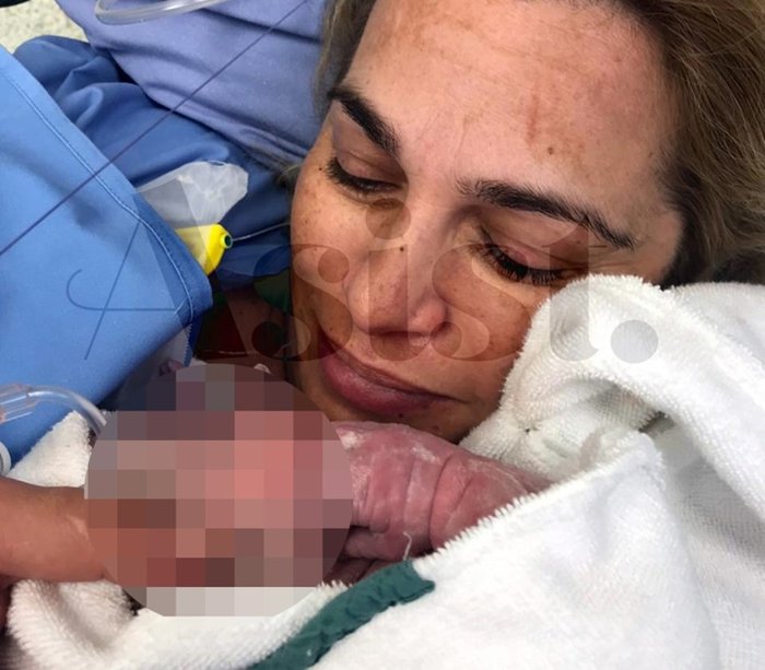 Η πρώτη φωτογραφία αμέσως μετά τη γέννηση της κόρης της
