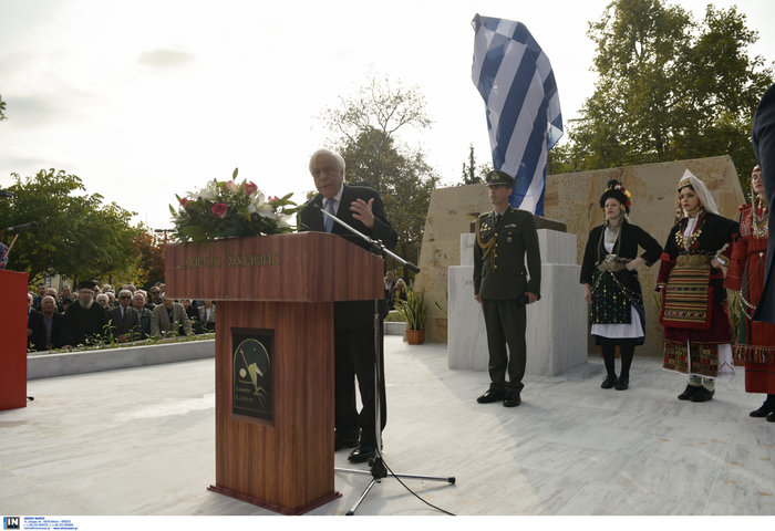 Αποκαλυπτήρια ανδριάντα Καραμανλή: Παρών το μισό υπουργικό - εικόνα 4