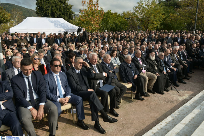 Αποκαλυπτήρια ανδριάντα Καραμανλή: Παρών το μισό υπουργικό - εικόνα 5