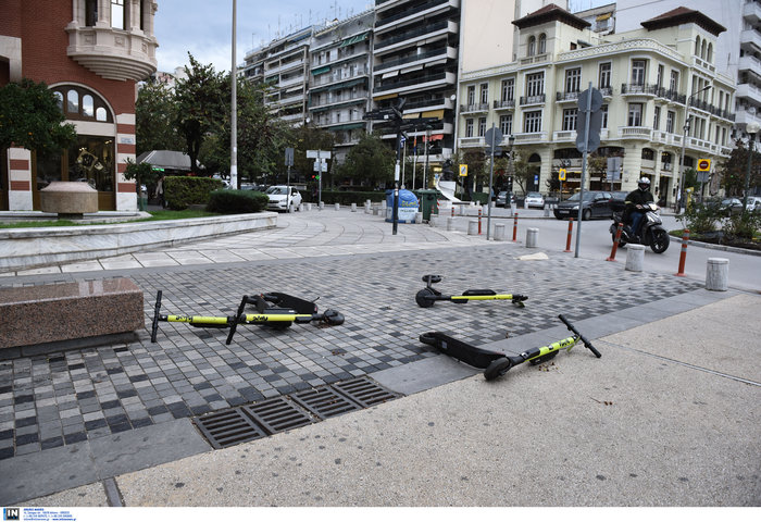Επεσαν δέντρα και καταπλάκωσαν αυτοκίνητα στη Θεσσαλονίκη  [Εικόνες]