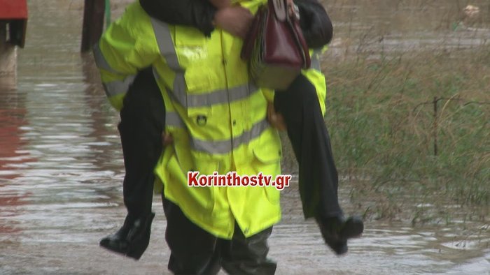Καρέ καρέ η διάσωση ηλικιωμένου ζευγαριού στην Κινέτα (φωτό & βίντεο) - εικόνα 6