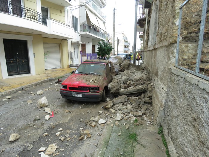 Πειραιάς: Κατέρρευσε μπαλκόνι και καταπλάκωσε ΙΧ [Εικόνες] - εικόνα 4