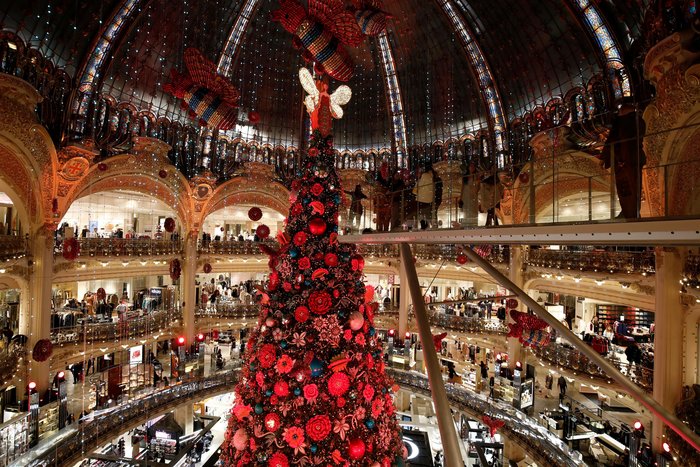 Ο εκθαμβωτικός στολισμός των Galeries Lafayette στο Παρίσι
