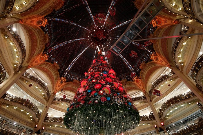Ο εκθαμβωτικός στολισμός των Galeries Lafayette στο Παρίσι - εικόνα 3