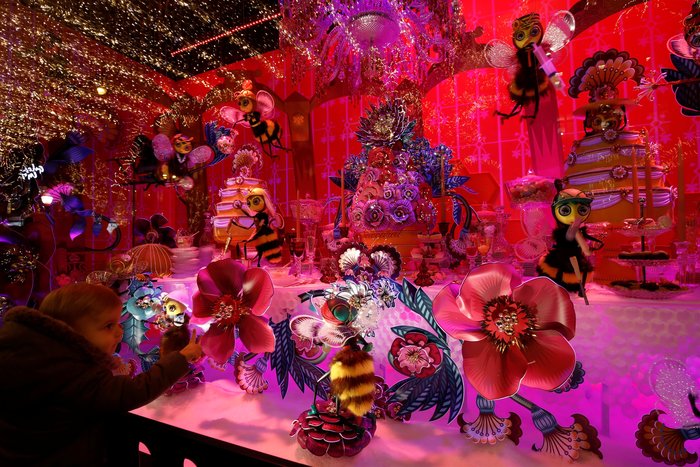 Ο εκθαμβωτικός στολισμός των Galeries Lafayette στο Παρίσι - εικόνα 7
