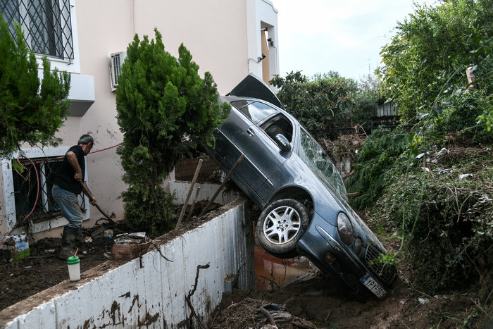 Η Κινέτα μετρά τις πληγές της, μάχη με τις λάσπες [εικόνες] - εικόνα 2