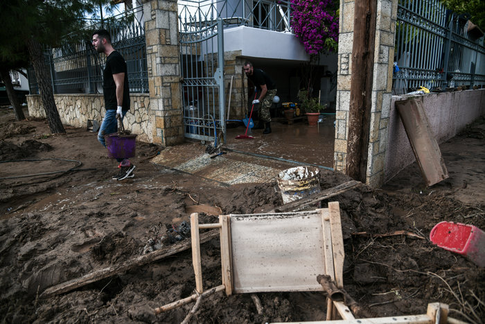 Η Κινέτα μετρά τις πληγές της, μάχη με τις λάσπες [εικόνες] - εικόνα 4