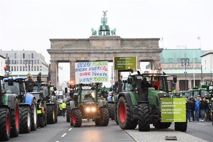 Στη Πύλη του Βρανδεμβούργου με τα τρακτέρ οι γερμανοί αγρότες