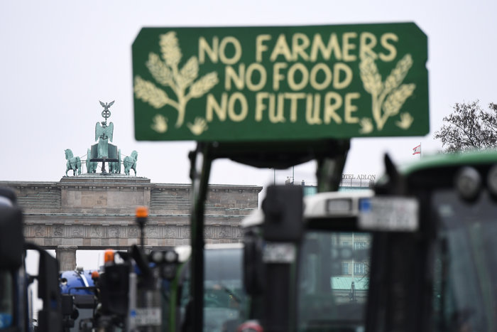 Στη Πύλη του Βρανδεμβούργου με τα τρακτέρ οι γερμανοί αγρότες - εικόνα 4